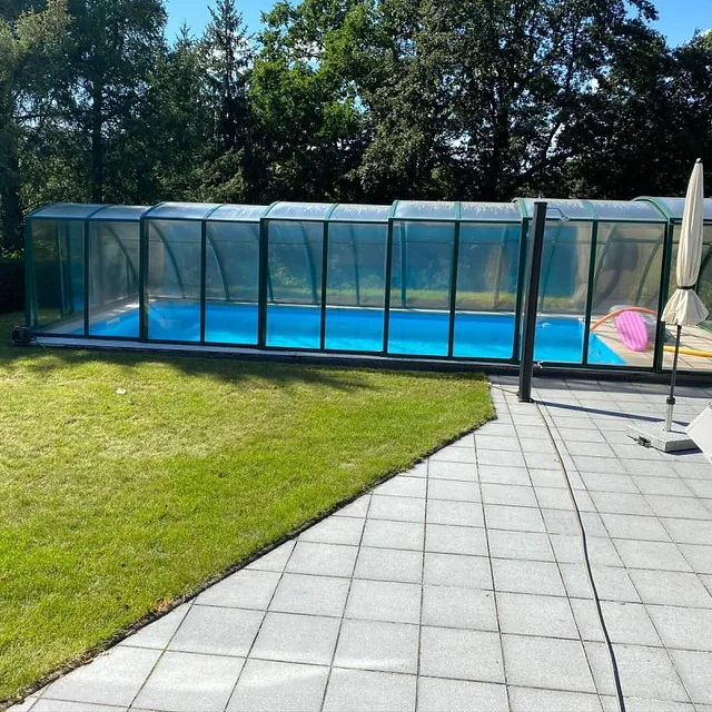Referenzgalerie von Eichinger Bau mit Poolbau-Projekten und gestalteten Poolanlagen.