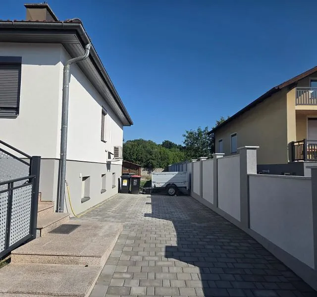 Referenzgalerie von Eichinger Bau mit Pflasterarbeiten und gestalteten Außenanlagen.